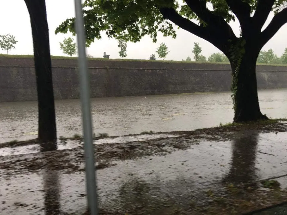 La pioggia battente non concede tregua in alcune province toscane, fiumi e torrenti sono al limite, a Lucca e Pisa i disagi maggiori
