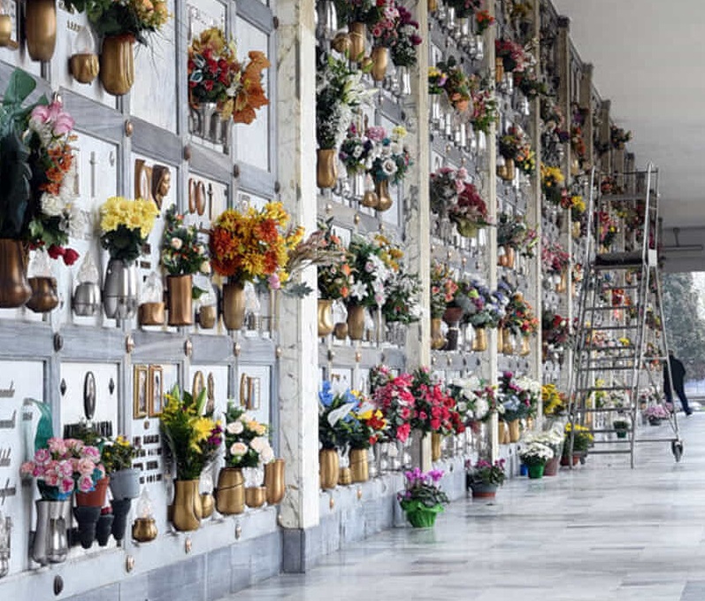 Al cimitero di Modena loculi vuoti usati come giacigli dai senzatetto