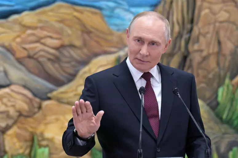 Putin: “La tregua solo se l’Ucraina rinuncia ufficialmente al Donbass e alla Crimea”