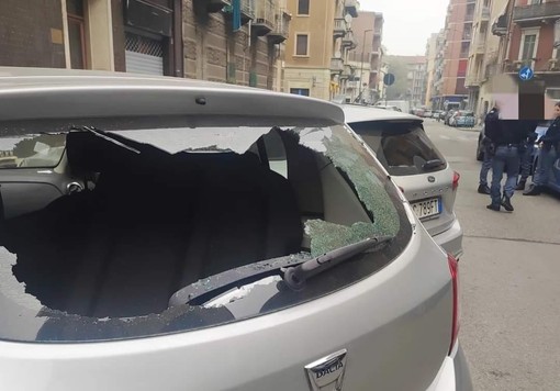 Troupe Mediaset aggredita da un incappucciato con mazza chiodata sotto casa di “Don Alì”