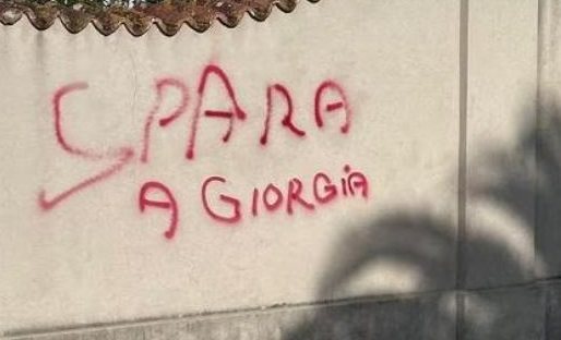 Minacce alla premier Meloni, scritta “Spara a Giorgia” e accanto la stella a cinque punte delle Brigate rosse