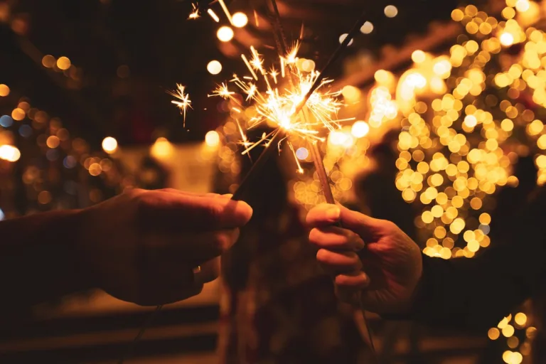 Mani, occhi, braccia: il decologo anti-botti di Capodanno per non farsi male e non fare danni