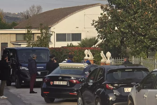 Marito accoltella la moglie, lei fugge gettandosi dalla finestra, fermato l’uomo