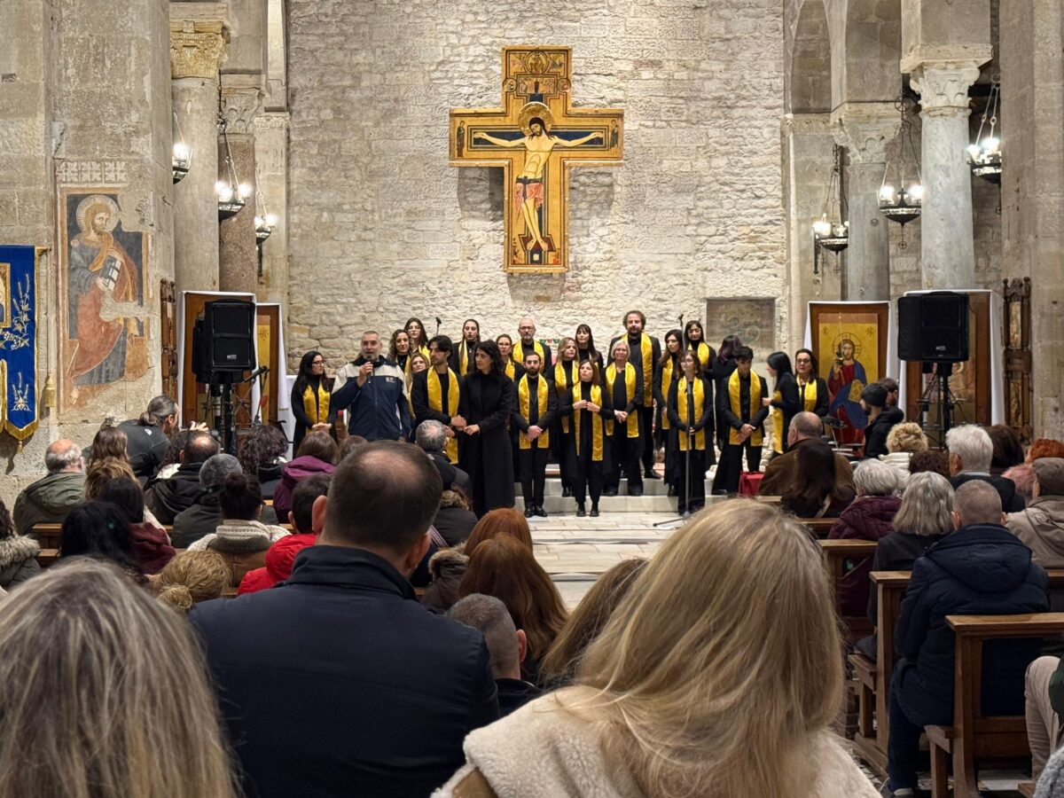 “Revelation Gospel Choir” entusiasma Pisa: atmosfera natalizia e tanta solidarietà
