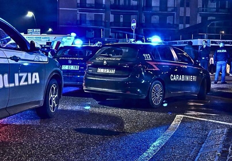 Terrore in spiaggia sul Lago di Garda: in 8 contro uno, massacrato di botte con pugni e sedie