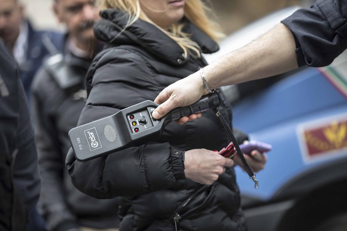 Capodanno blindato, dalle piazze a numero chiuso ai metal detector, massima allerta