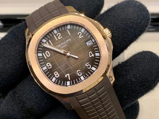 Gli strappano dal braccio un Patek Philippe da 100 mila euro in pieno giorno