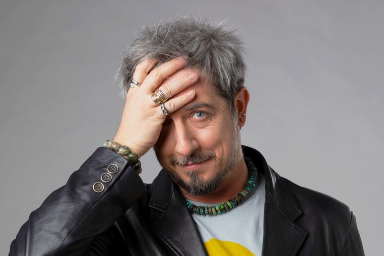 “Il babysitter, quando sarai piccolo capirai”, il nuovo spettacolo teatrale di Paolo Ruffini