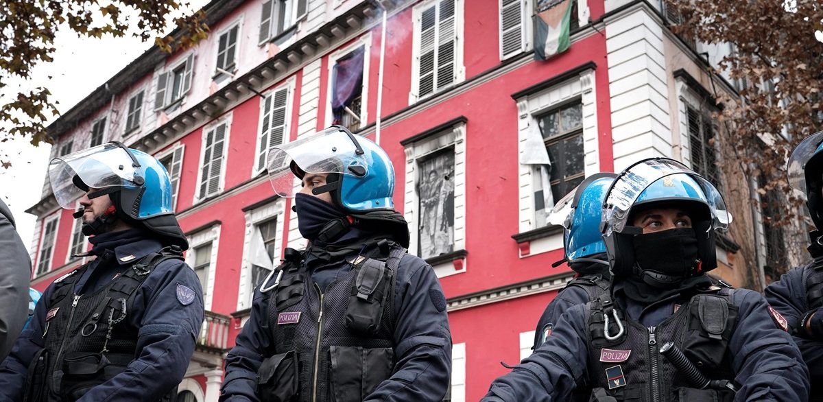 Scatta lo sgombero per Askatasuna, il blitz della polizia nel centro sociale dopo l’assalto alla Stampa di Torino