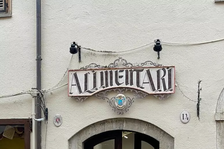 Scompaiono i piccoli negozi, in oltre 1000 Comuni non c’è un negozio di alimentari