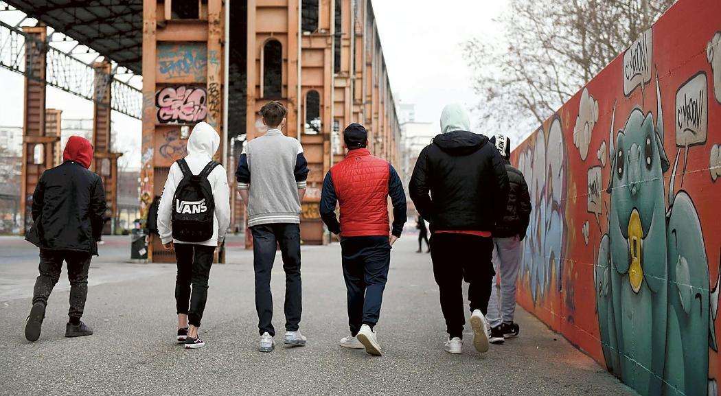 Gli nega una sigaretta e loro lo pestano a sangue e lo accoltellano al collo