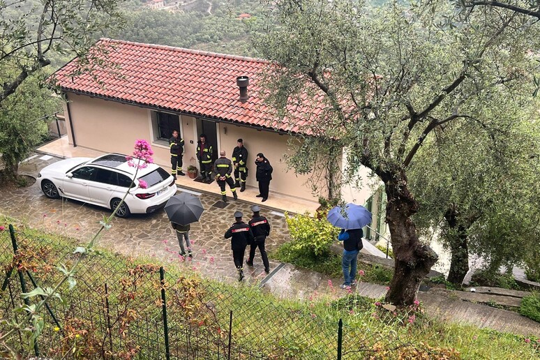 Padre e figlio trovati morti in casa, intossicati dal monossido di carbonio di una stufa