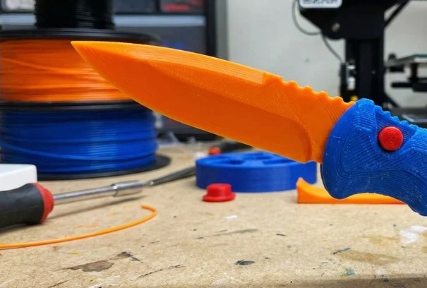 In una scuola scoperti dagli insegnanti coltelli realizzati con una stampante 3D