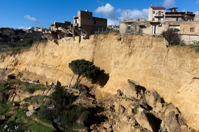 La frana di Niscemi più grande del Vajont, stop ai mutui per tutti i residenti evacuati