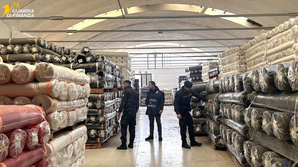 Prato, maxi sequestro della guardia di finanza nel distretto tessile, tessuti a vestiti illegali per 10 milioni di euro