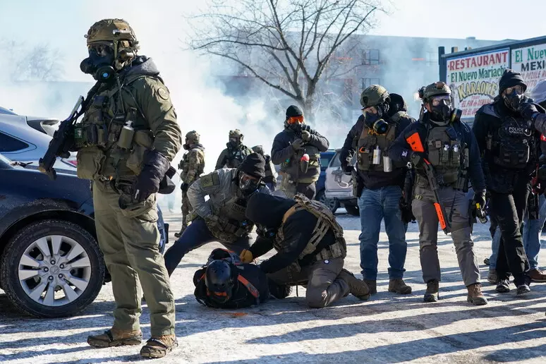 La situazione negli Usa è ormai incadescente, un altro morto per mano dell’Ice, la polizia di Trump contro gli immigrati clandestini