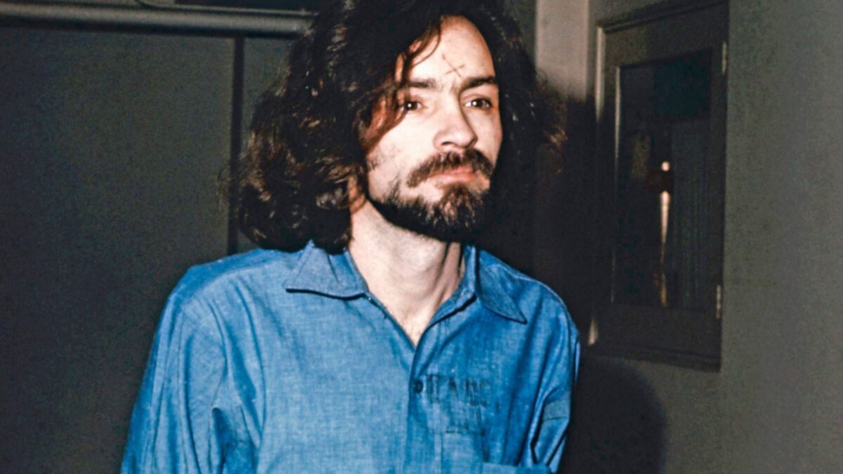 Charles Manson, la storia del più famoso dei serial killer, che però non uccise mai nessuno direttamente, in una nuova serie Sky