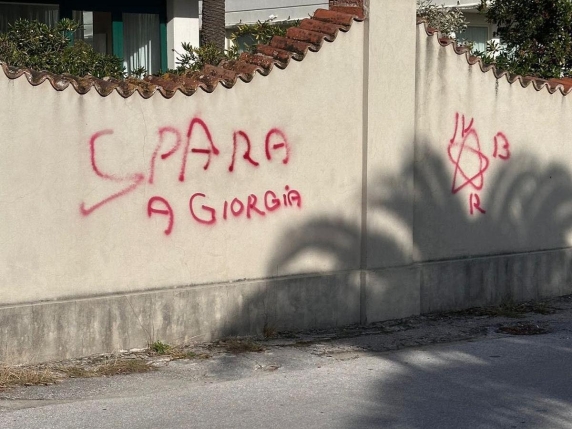 “Spara a Giorgia” sui muri della Versilia: denunciato il presunto autore, un 66enne