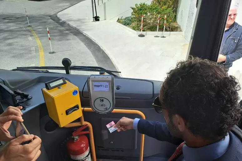 Dimentica casualmente l’abbonamento, studente 15enne disabile fatto scendere da bus