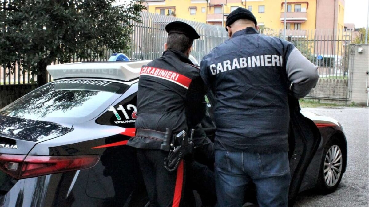 Tenta di strangolare col velo la donna che gli ha subaffittato la casa, arrestato un 29enne