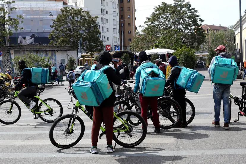 Dopo Glovo anche Deliveroo sotto controllo giudiziario per caporalato e sfruttamento