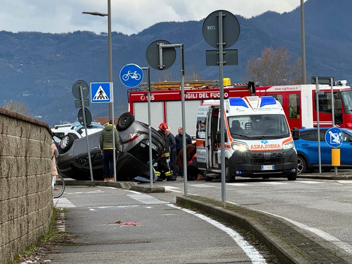 Lucca, auto si ribalta e blocca il traffico, conducente ferito trasportato in ospedale per accertamenti