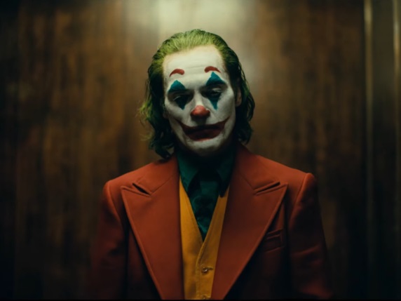 Rapine in serie con la maschera di Joker e spranga in mano, arrestato un 23enne