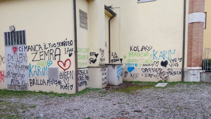 Tragedia di Porcari, il messaggio pacato del sindaco per le scritte sui muri della scuola che ora sono da ripulire