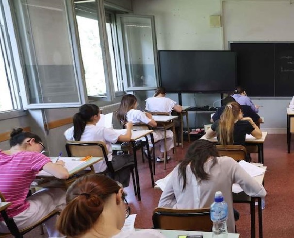 Firenze, ha una relazione con una studentessa di 16 anni: sospeso un professore che rischia di finire in guai peggiori