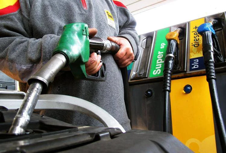 Guerra e economia, diesel e benzina sempre più cari, fino a 12 euro in più per fare il pieno