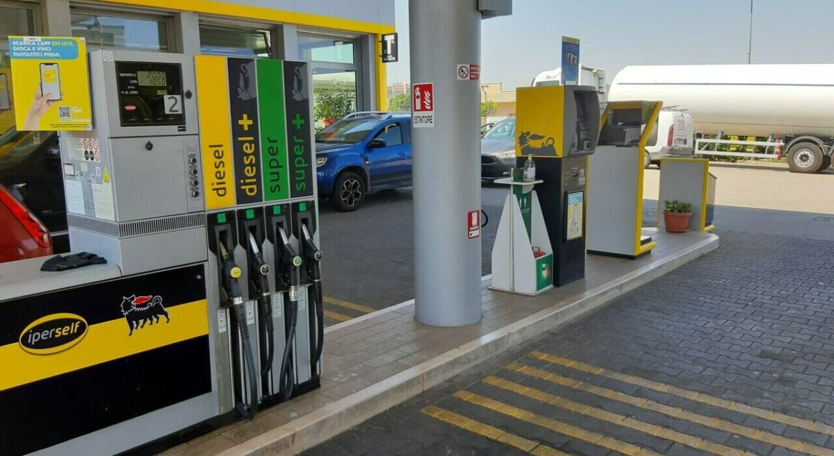 Attacco in Iran, schizza il prezzo del petrolio: aumentano listini di benzina e diesel