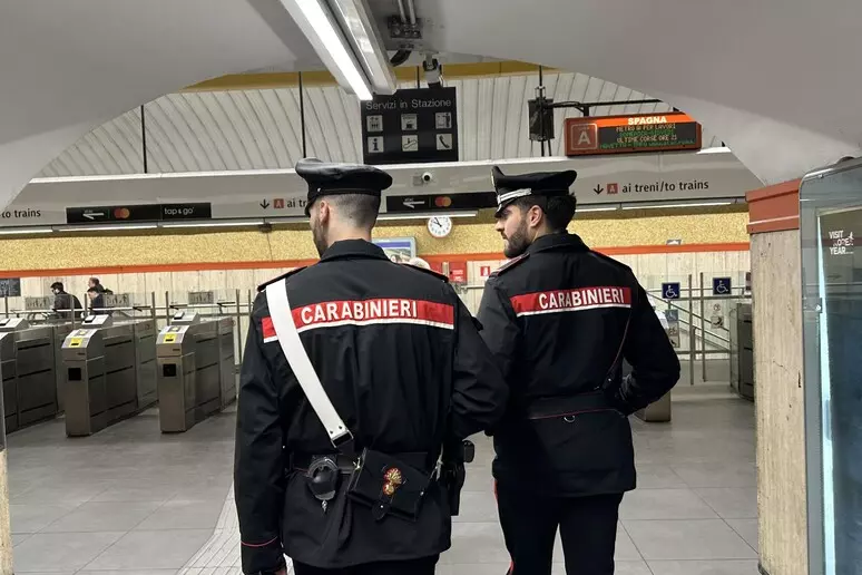 Minorenne abusato ripetutamente sulla metropolitana a Roma, arrestato 60enne