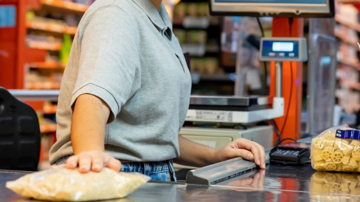 “Non vali niente, sei una nullità”, cassiera maltrattata e licenziata dovrà essere risarcita e reintegrata al lavoro