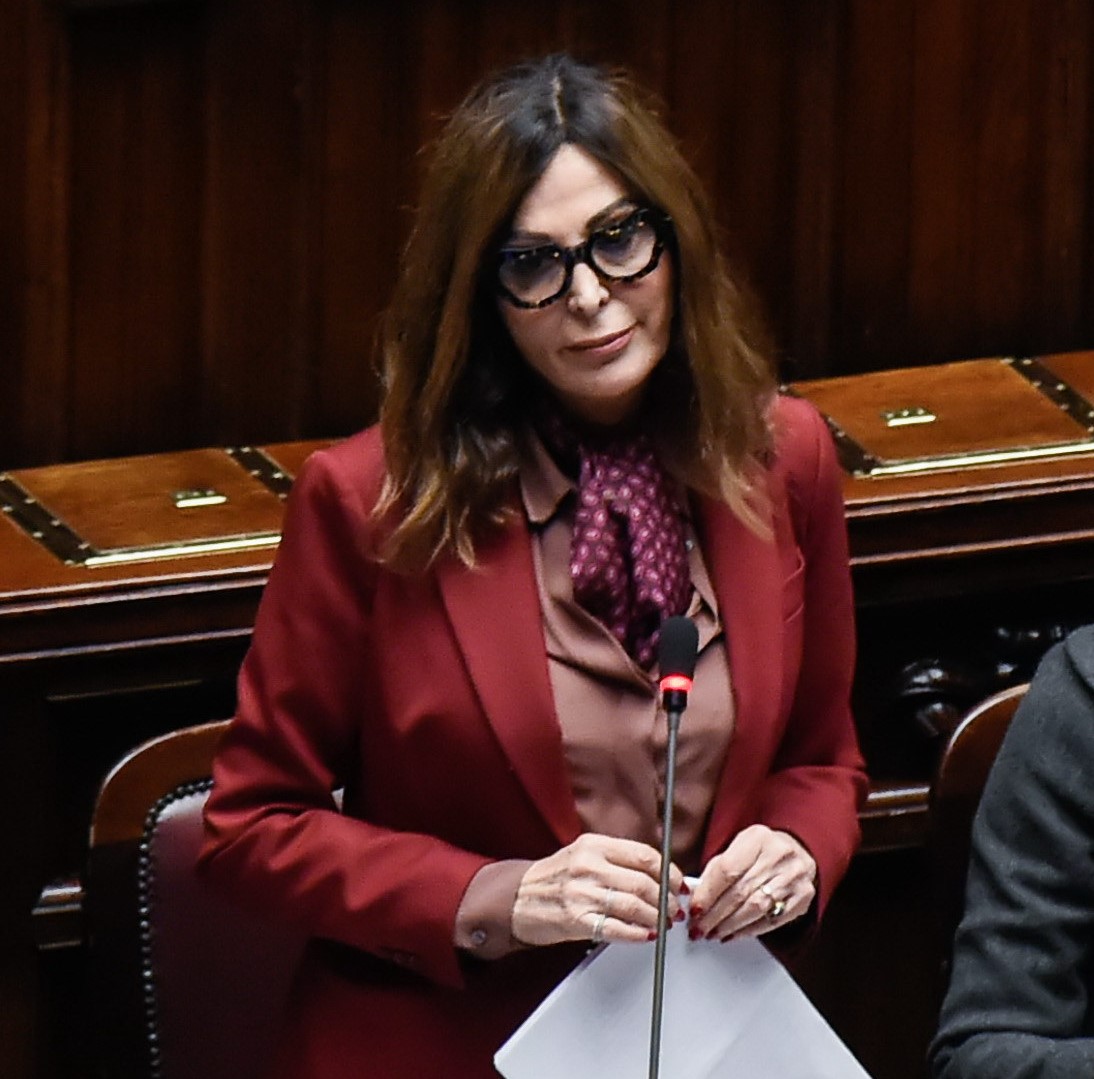 Daniela Santanchè si è dimessa, la ministra per il Turismo molla la presa dopo le richieste ufficiali di Giorgia Meloni