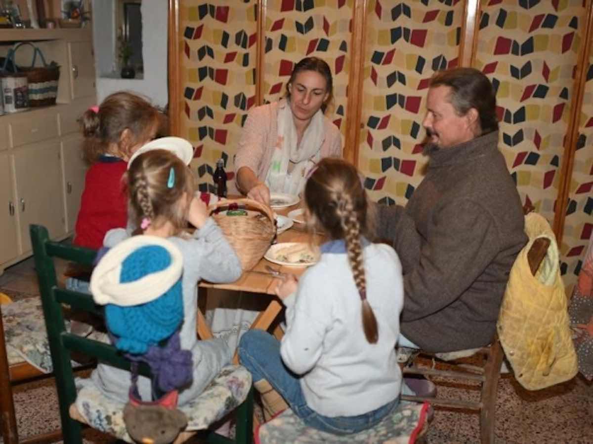 Famiglia nel bosco, al di là delle varie novità processuali l’argomento divide e infiamma