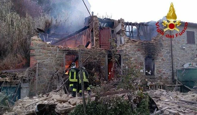 Pescia, esplosione in una palazzina: trovato morto un uomo di 60 anni
