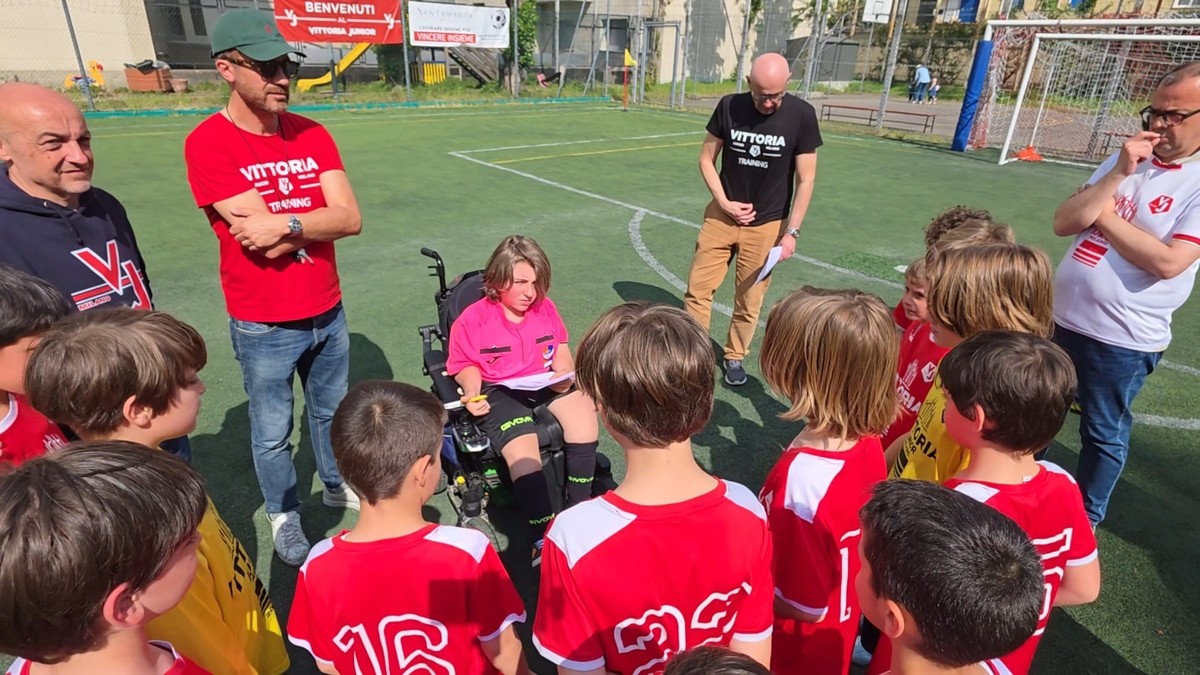 Il sogno di Michele si realizza: debutta come arbitro in sedia a rotelle a 15 anni, “mi sono divertito tantissimo”