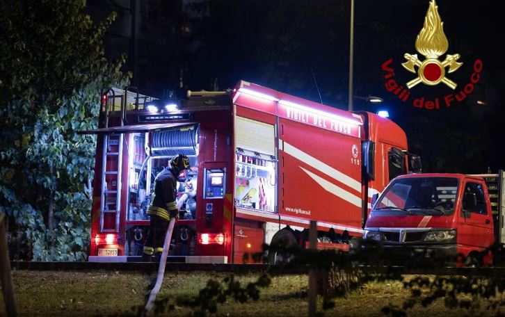 Casa in fiamme per un cortocircuito, madre e figlie si salvano buttandosi dalla finestra sul tendone del bar