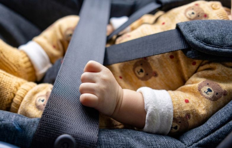 Bimba di sei mesi trovata sola in auto sotto il sole: i genitori erano andati al supermercato