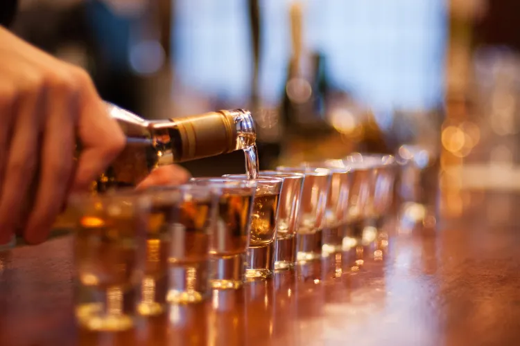 Cresce il consumo di alcol in Italia, boom di binge drinker tra le donne: i dati dell’Iss