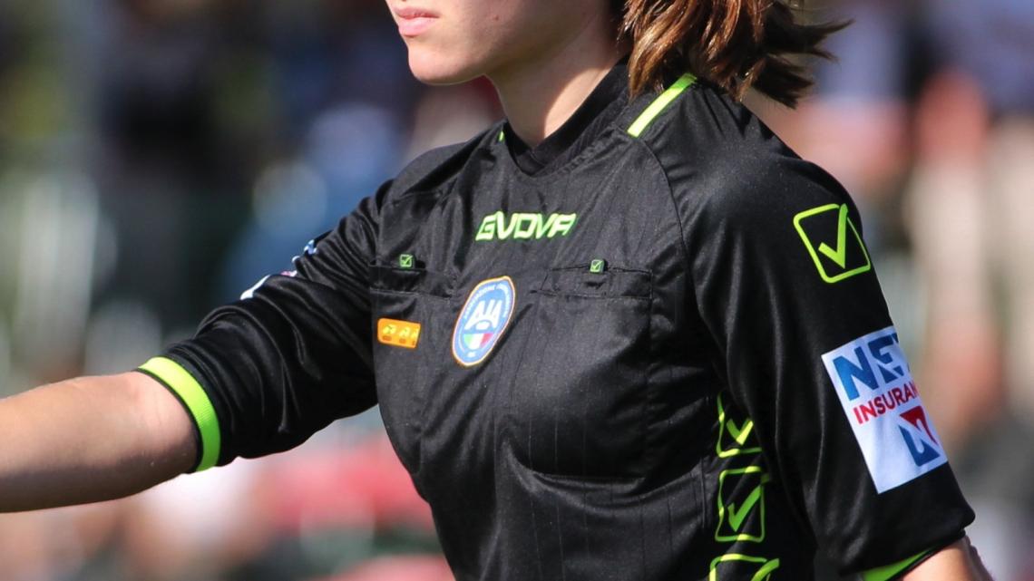 Follia durante una partita di calcio femminile: tifosi aggrediscono la famiglia dell’arbitra per un rigore