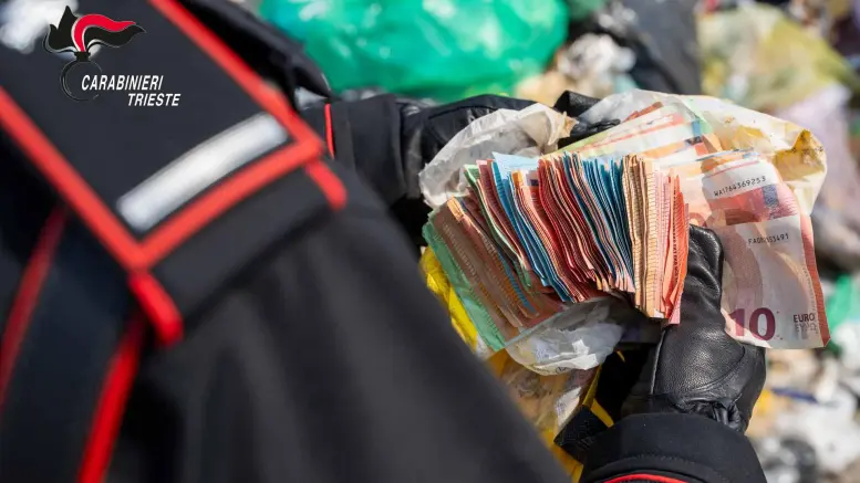 Getta per sbaglio 7mila euro tra i rifiuti: li ritrovano i carabinieri