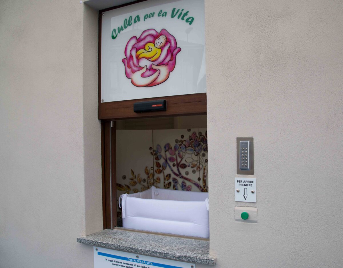 Mamma lascia il suo piccolo davanti alla Croce Rossa: “Non possiamo darti una vita felice ma ti amiamo”