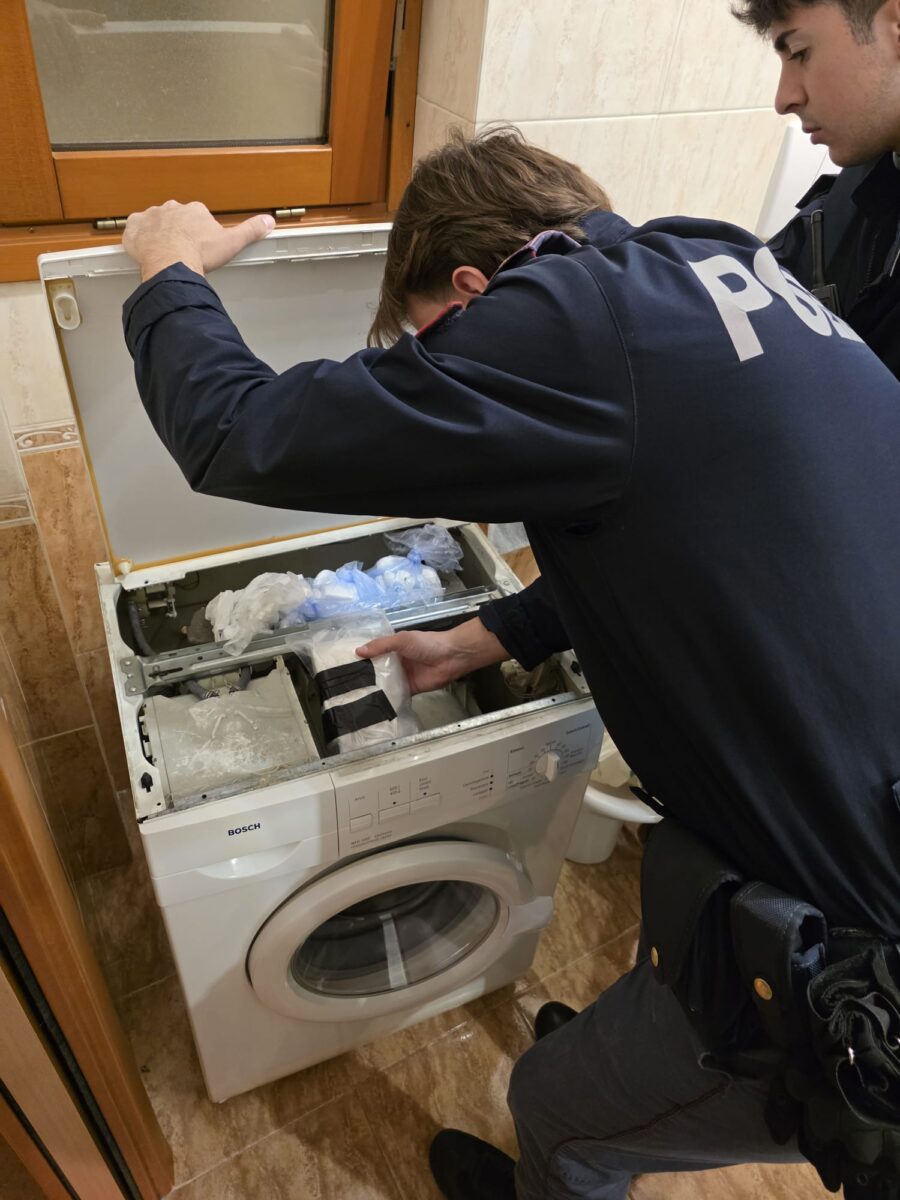 Sequestrato dalla polizia “il bucato della droga”: un pusher nascondeva 1 kg di cocaina nella lavatrice, in manette