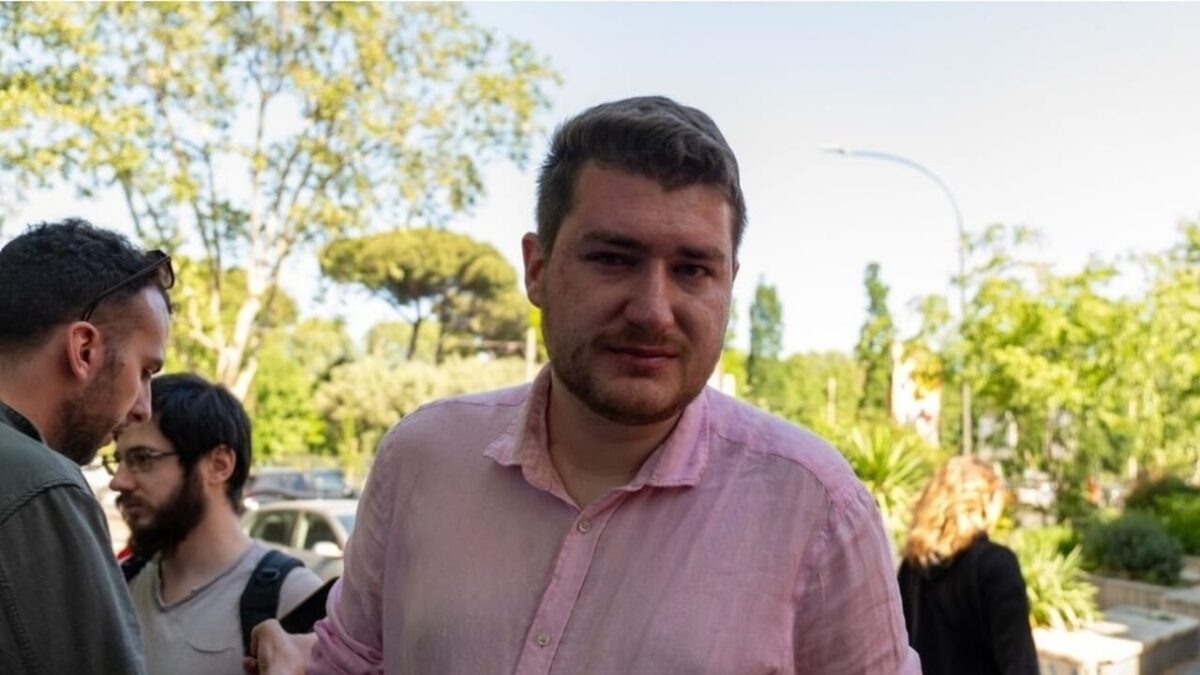 Avevano le bandiera ucraine e sono stati aggrediti al corte del 25 aprile a Roma, Matteo Hallissey in ospedale