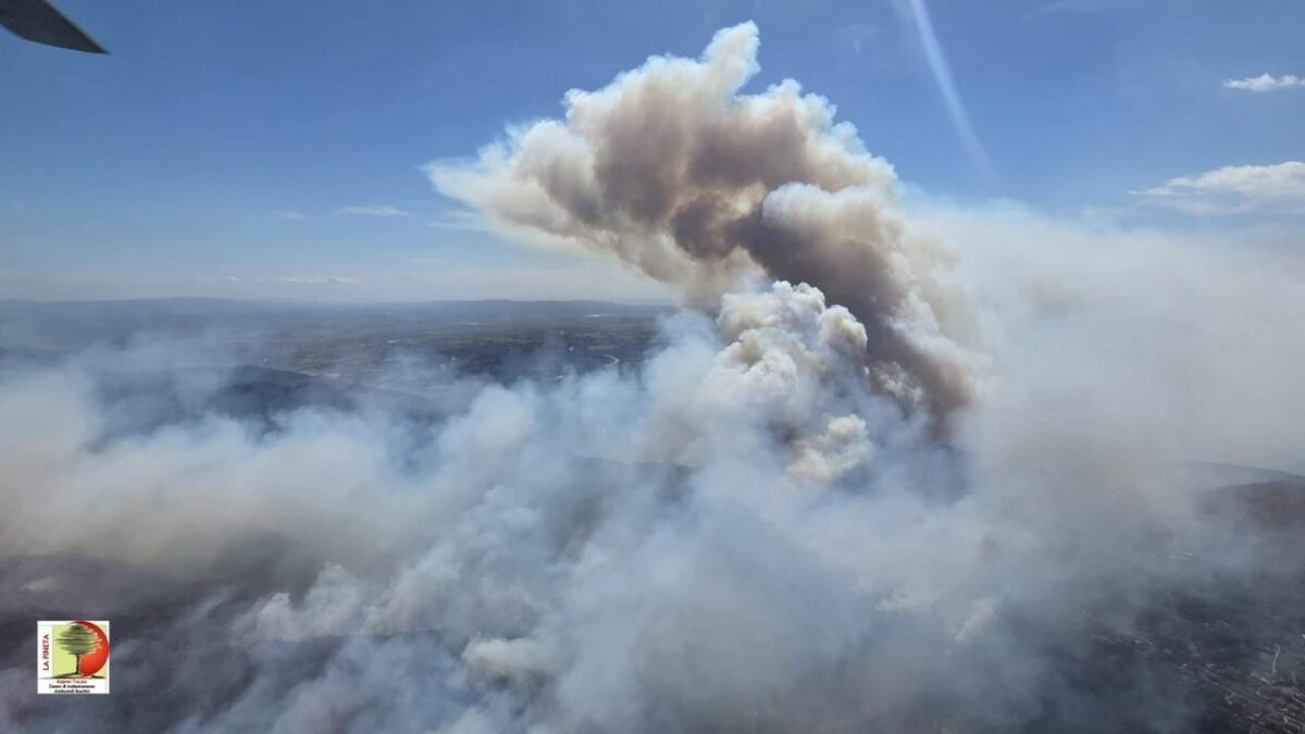 Monte Faeta, in fiamme 200 ettari di bosco: aerei anche da Roma, squadre di terra e canadair lottano contro fuoco e vento