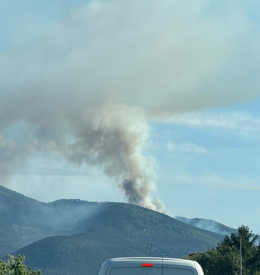 Vasto incendio sul Monte Faeta, tra Lucca e Pisa, vigili del fuoco in azione per spegnere il rogo