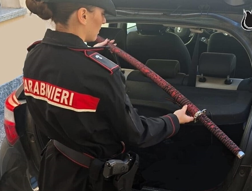 Picchia la moglie incinta e poi la minaccia di morte con una katana: arrestato 19enne
