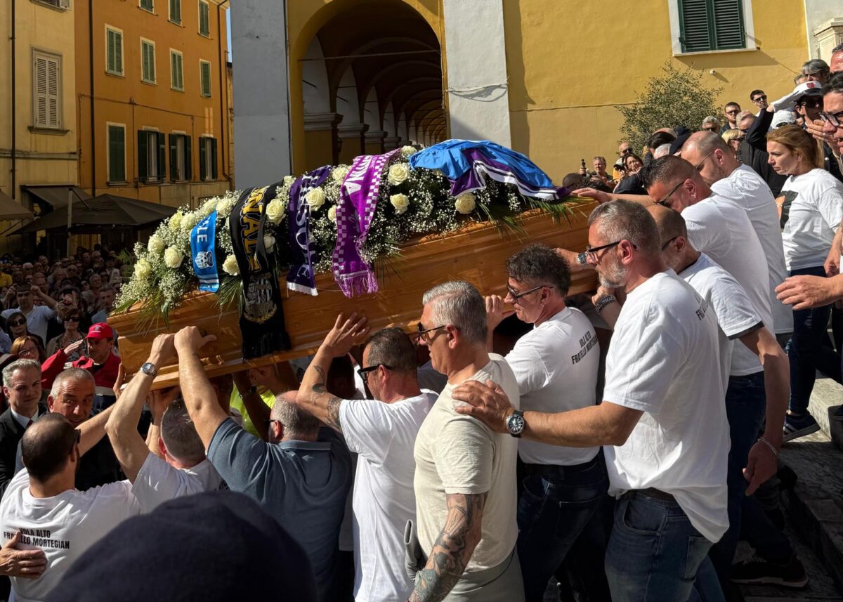 In migliaia a Massa per seguire il funerale di Giacomo Bongiorni