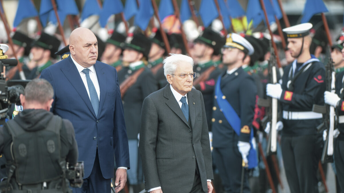 Per il 25 aprile, Mattarella rende omaggio all’Altare della Patria insieme al Governo e altre autorità